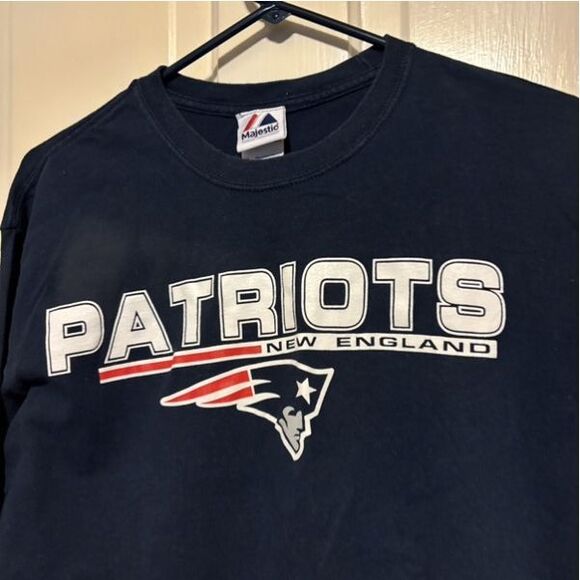 New England Patriots Size Men’s Medium Long Sleeved T-Shirt - Picture 2 of 6